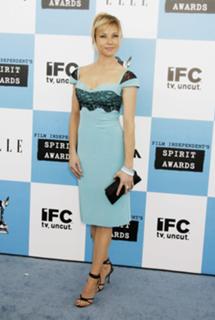 Linda Cardellini feet photo thumbnail