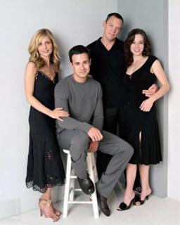 Linda Cardellini feet photo thumbnail