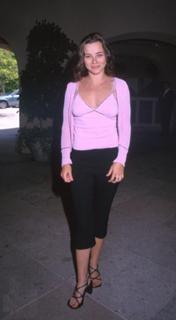Linda Cardellini feet photo thumbnail