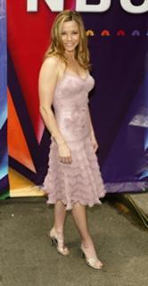 Linda Cardellini feet photo thumbnail