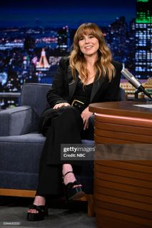 Linda Cardellini feet photo 16