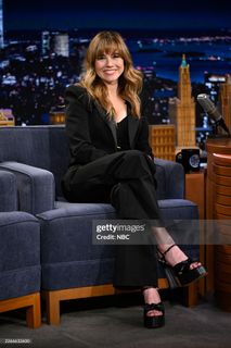 Linda Cardellini feet photo 14