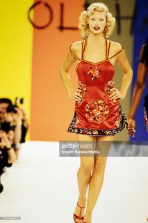 Linda Evangelista feet photo 10