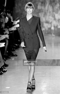 Linda Evangelista feet photo 12