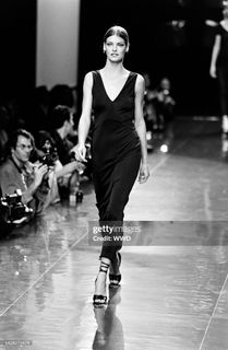 Linda Evangelista feet photo 9