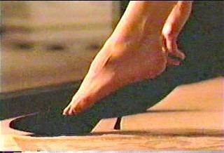 Linda Fiorentino feet photo thumbnail