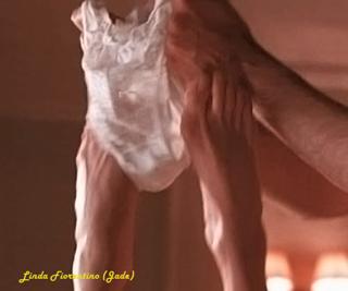 Linda Fiorentino feet photo thumbnail