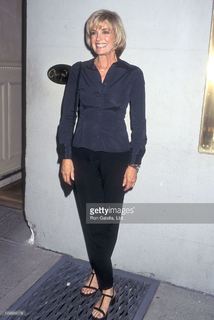 Linda Gray feet photo thumbnail