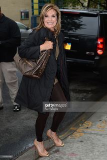 Linda Gray feet photo thumbnail