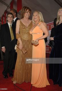 Linda Gray feet photo thumbnail