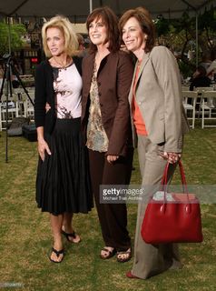 Linda Gray feet photo thumbnail