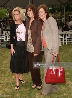 Linda Gray feet photo thumbnail