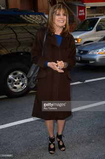 Linda Gray feet photo thumbnail