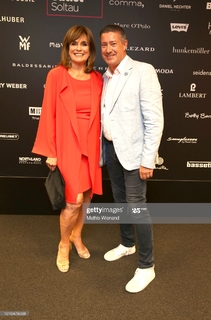 Linda Gray feet photo thumbnail