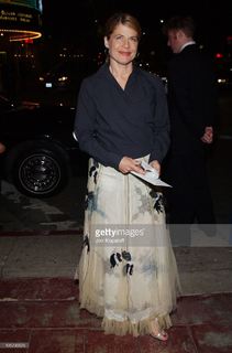 Linda Hamilton feet photo thumbnail