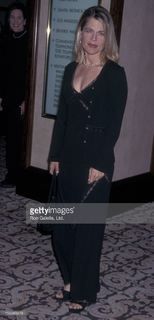 Linda Hamilton feet photo thumbnail