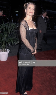Linda Hamilton feet photo thumbnail