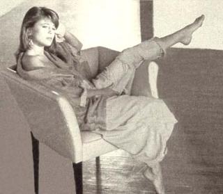 Linda Hamilton feet photo thumbnail