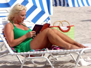 Linda Hogan feet photo thumbnail
