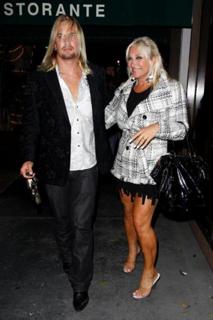 Linda Hogan feet photo thumbnail