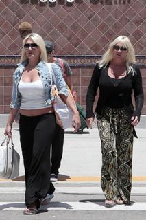 Linda Hogan feet photo thumbnail