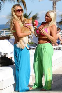 Linda Hogan feet photo thumbnail