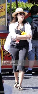 Linda Kozlowski feet photo thumbnail