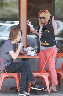 Linda Kozlowski feet photo thumbnail