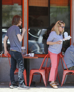 Linda Kozlowski feet photo thumbnail