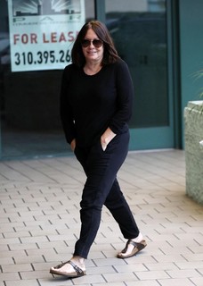 Linda Kozlowski feet photo thumbnail