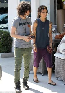 Linda Perry feet photo 5