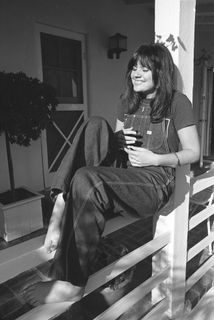 Linda Ronstadt feet photo thumbnail