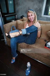 Linda Thompson feet photo 10
