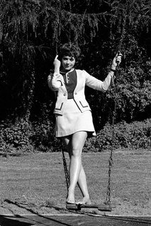 Linda Thorson feet photo 5