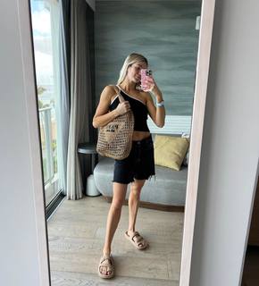 Lindsay Arnold feet photo 8