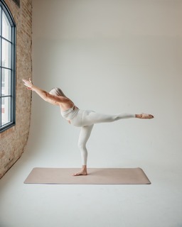 Lindsay Arnold feet photo 9