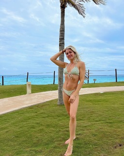 Lindsay Arnold feet photo 5
