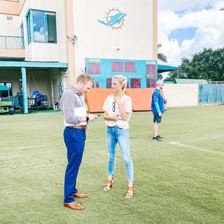 Lindsay Czarniak feet photo thumbnail