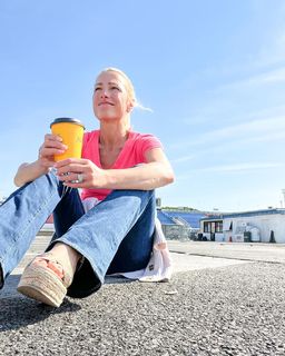 Lindsay Czarniak feet photo thumbnail