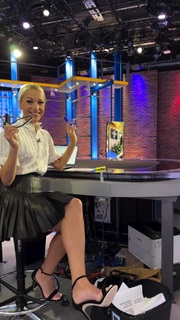 Lindsay Czarniak feet photo thumbnail