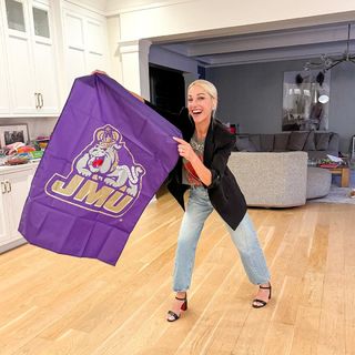 Lindsay Czarniak feet photo thumbnail