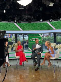 Lindsay Czarniak feet photo 3