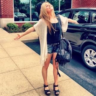 Lindsay Ell feet photo 19