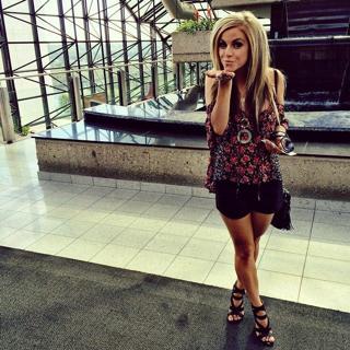 Lindsay Ell feet photo 10