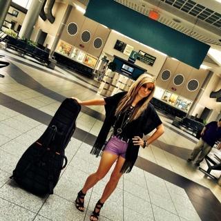 Lindsay Ell feet photo 7