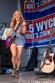Lindsay Ell feet photo 4