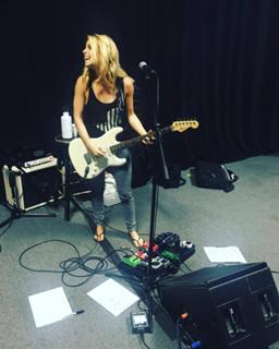 Lindsay Ell feet photo 18