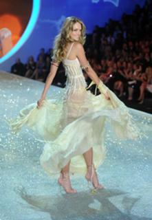 Lindsay Ellingson feet photo thumbnail