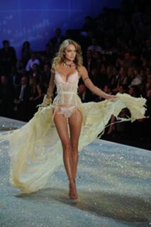 Lindsay Ellingson feet photo thumbnail