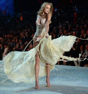 Lindsay Ellingson feet photo thumbnail